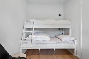 Una litera blanca con almohadas blancas. en 774-Thisted-Havstokken-26-A, en Thisted