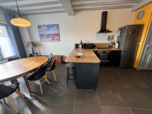 eine Küche mit einem Holztisch und einer Arbeitsplatte in der Unterkunft Villa Simone - 8 pers, 100m plage et sauna in Mers-les-Bains + 21 Fotos