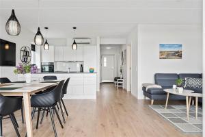 Una cocina y una sala de estar con mesa y sillas. en 774-Thisted-Havstokken-26-A, en Thisted 19 fotos más