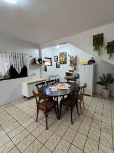 a kitchen and dining room with a table and chairs at Minha Casa Palmas 2 in Governador Celso Ramos