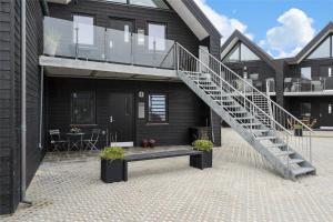 Una casa con una escalera al costado. en 774-Thisted-Havstokken-26-A, en Thisted