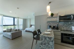 Business Executive Studio in Panama City في مدينة باناما: غرفة معيشة مع مطبخ وغرفة نوم