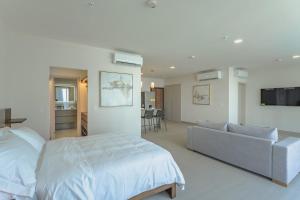 Business Executive Studio in Panama City في مدينة باناما: غرفة نوم كبيرة مع سرير وأريكة