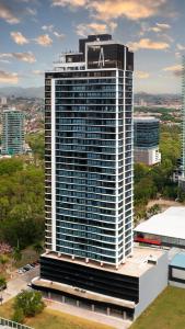 Business Executive Studio in Panama City في مدينة باناما: مبنى طويل عليه علامة AK