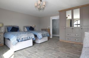 Postel nebo postele na pokoji v ubytování Homestead Hillsborough Guest Rooms