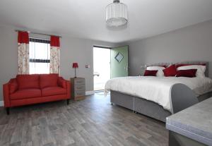 Postel nebo postele na pokoji v ubytování Homestead Hillsborough Guest Rooms