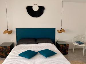 a bedroom with a bed with two pillows on it at Superbe T2 Sole e Mare NBBC sur la plage de Baie Nettlé in Baie Nettle +28 photos