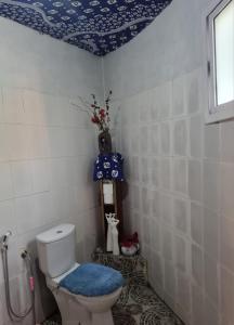 Exodus Eco Camping Lodge& Resturant في Tujering: حمام به مرحاض وسقف أزرق