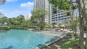 Swimmingpoolen hos eller tæt på Luxury Large One Bedroom Seaview Serviced Apartment at Wongamat, Pattaya