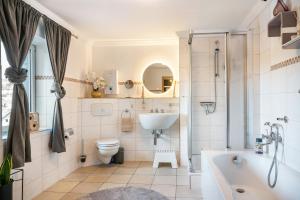 Ένα μπάνιο στο Lot54 Deluxe Apartements +46 φωτογραφίες