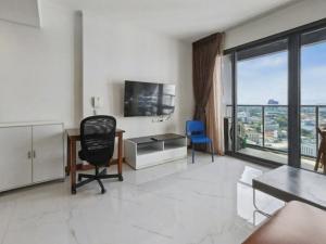 Et tv og/eller underholdning på Luxury Large One Bedroom Seaview Serviced Apartment at Wongamat, Pattaya
