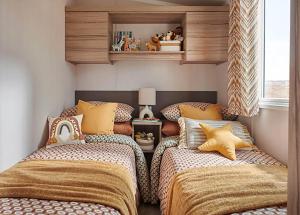 Ένα ή περισσότερα κρεβάτια σε δωμάτιο στο Heather View Essential Clover Caravan Pet 1