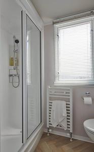 Ένα μπάνιο στο Heather View Essential Clover Caravan Pet 1 +4 φωτογραφίες