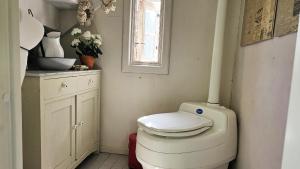 Charming house with kayaks, 300m from the sea on Orust SE09139 في Svineviken: حمام مع مرحاض ونافذة