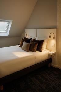 Una cama o camas en una habitación de The Originals City, Hôtel Mulhouse, Ile Napoleon