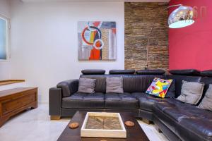 Χώρος καθιστικού στο Sunlit Rabat Maisonette with Private Terrace & BBQ by 360 Estates +37 φωτογραφίες