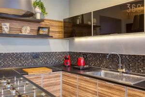 Η κουζίνα ή μικρή κουζίνα στο Sunlit Rabat Maisonette with Private Terrace & BBQ by 360 Estates