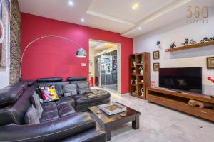 Χώρος καθιστικού στο Sunlit Rabat Maisonette with Private Terrace & BBQ by 360 Estates