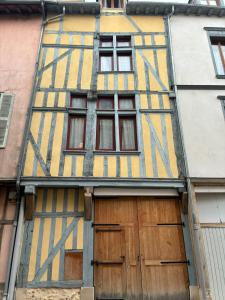 een oud huis met houten deuren en ramen bij Le Cocon de la Trinité T22 in Troyes