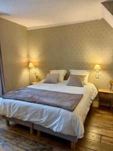 een slaapkamer met een groot bed met twee kussens bij Le Cocon de la Trinité T22 in Troyes