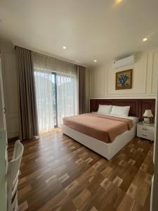 Lynh's Villa في كات با: غرفة نوم بسرير كبير ونافذة كبيرة +41 صورة