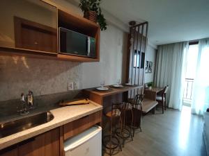 Η κουζίνα ή μικρή κουζίνα στο Suíte 408 Cond VISTA AZUL