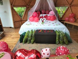 a room with a table with red and green balloons at Prana Hills in Estación El Salto