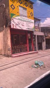 een gebouw met een uithangbord aan de zijkant van een straat bij Suíte por temporada in Belém