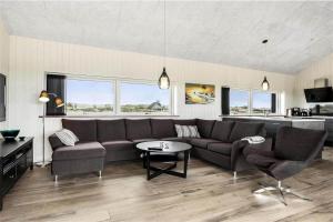 un salon avec un canapé et une table dans l'établissement 899-Snedsted-Somaerkevej-76-B, à Snedsted