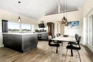 une cuisine avec une table, des chaises et un évier dans l'établissement 899-Snedsted-Somaerkevej-76-B, à Snedsted