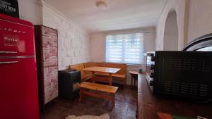 Oceana Suites San José de Maipo في إل كانيلو: غرفة طعام بها طاولة وطاولة صغيرة ونافذة +37 صورة