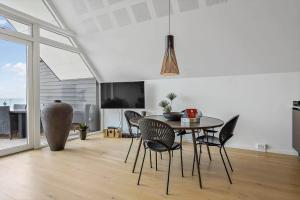 Un comedor con mesa y sillas en 791-Thisted-Havstokken-12-1, en Thisted