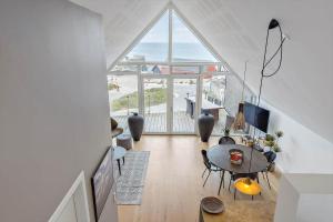 Una sala de estar con una mesa y una gran ventana. en 791-Thisted-Havstokken-12-1, en Thisted