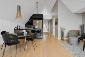 Una cocina y un comedor con mesa y sillas. en 791-Thisted-Havstokken-12-1, en Thisted 18 fotos más