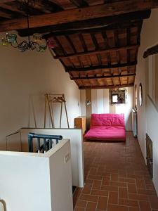 a bedroom with a pink bed in a room at Lòrien - Elegante appartamento con vista panoramica in Lucca