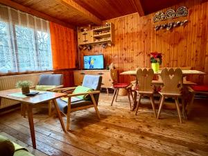 TV a/nebo společenská místnost v ubytování Chata Retro