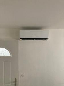 un évent dans le plafond d'une pièce dans l'établissement Maison de vacances et de paix, à Monteux