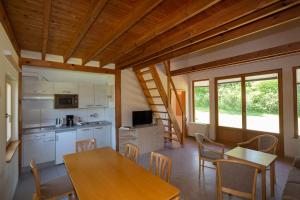 a kitchen and dining room with a table and chairs at Thomsdorf Sommerland in Thomsdorf