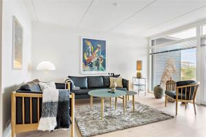 una sala de estar con un sofá y una mesa en 781-Thisted-Havstokken-28-A, en Thisted