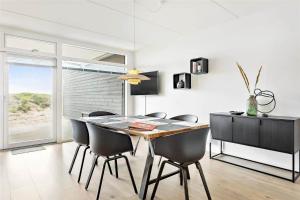 Un comedor con una mesa y algunas sillas. en 781-Thisted-Havstokken-28-A, en Thisted 19 fotos más
