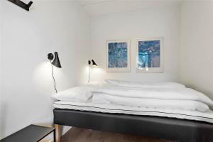 Un dormitorio con una cama con dos cuadros en la pared. en 781-Thisted-Havstokken-28-A, en Thisted