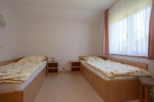 two beds in a room with a window at Thomsdorf Sommerland in Thomsdorf
