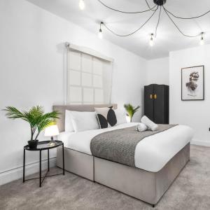 En eller flere senge i et værelse på Central Wolverhampton 3-Bed Townhouse - Gated & Secure - Bedroom TV 1CO + 21 billeder