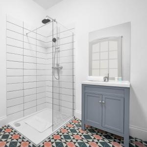 Et badeværelse på Central Wolverhampton 3-Bed Townhouse - Gated & Secure - Bedroom TV 1CO