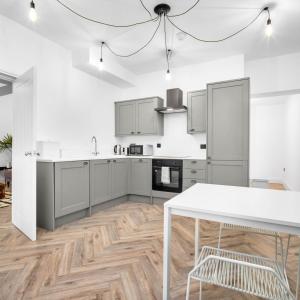 Køkken eller tekøkken på Central Wolverhampton 3-Bed Townhouse - Gated & Secure - Bedroom TV 1CO