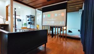 una stanza con un grande schermo in una stanza con un letto di 美-yahiro- a Tokyo