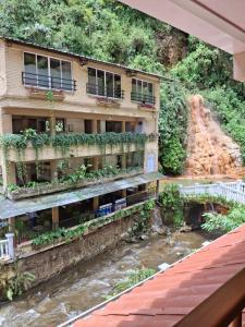 Una vista desde el balcón de un edificio al lado de un río. en Termales Santa Rosa De Cabal, en Santa Rosa de Cabal
