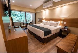 una habitación de hotel con una cama y un escritorio en Termales Santa Rosa De Cabal, en Santa Rosa de Cabal