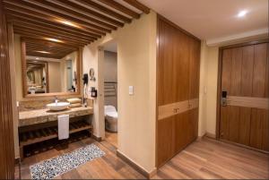 Un baño con lavabo e inodoro. en Termales Santa Rosa De Cabal, en Santa Rosa de Cabal 102 fotos más