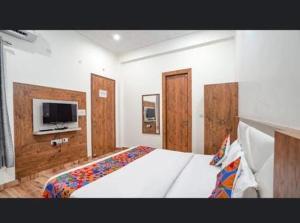 Кровать или кровати в номере Sirtaj Suites